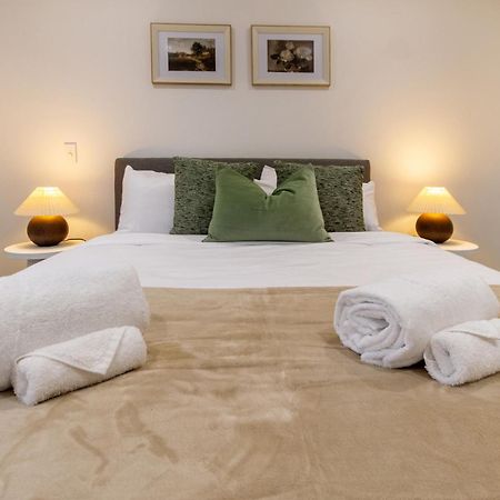 شقة Urban Retreat: 2-Br Gem In Central كريستتشيرش المظهر الخارجي الصورة