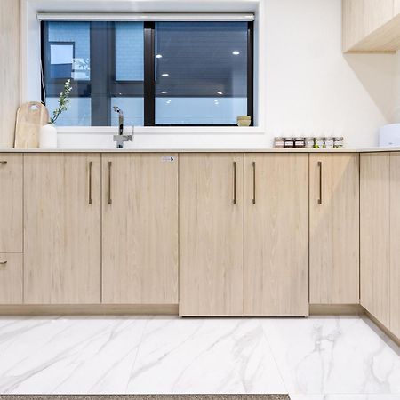 شقة Urban Retreat: 2-Br Gem In Central كريستتشيرش المظهر الخارجي الصورة